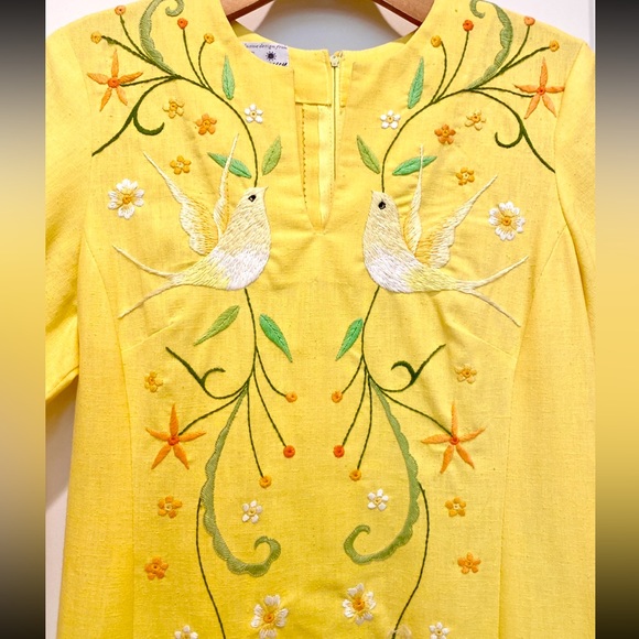 Darling Vintage 🌼🕊️ embroidered daisy dove yellow maxi dress by Emporium - Picture 4 of 14